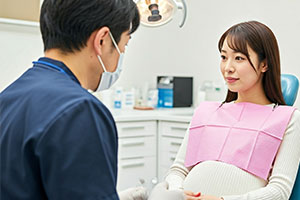歯科を受診する妊婦さん
