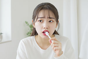 歯みがきをする妊婦さん