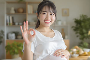 OKサインを出す妊婦さん