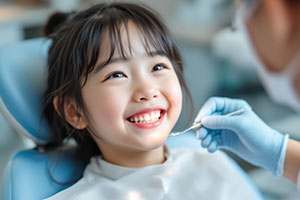 歯医者で治療を受ける子供