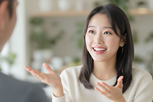 笑顔で話す女性