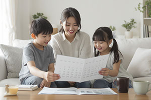 カレンダーを眺める親子