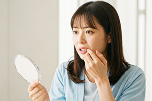歯ぐきを気にする女性
