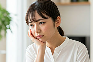 悩んでいる女性