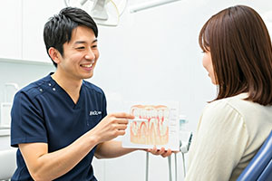 歯の磨き方を指導する歯科医師