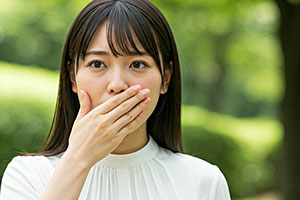 口臭を気にする女性