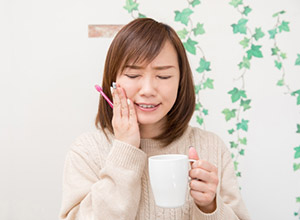 歯磨きする女性