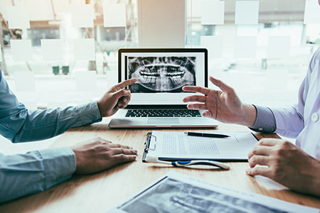 検査結果を患者さんに伝える歯科医師