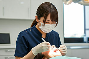 施術を行う歯科衛生士