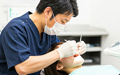 矯正治療を装着する歯科医師