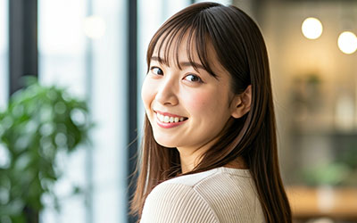 歯を見せて笑う女性