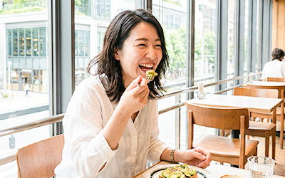 食事を楽しむ女性
