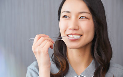 歯磨きする女性