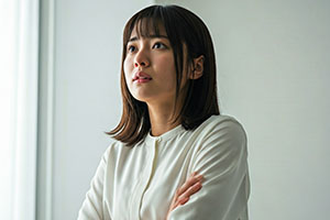 不安そうな表情を見せる女性