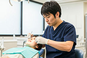 虫歯治療を行う歯科医師