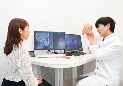 歯並びの相談を受ける歯科医師